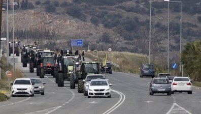 Гръцките земеделци тръгват с трактори към Атина, блокират ключови улици