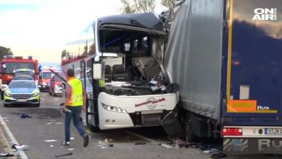 Автобус и камион се сблъскаха в Германия, 9 души пострадаха