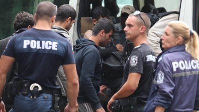 Полицаи спипаха 25-ма араби в блок в центъра на София