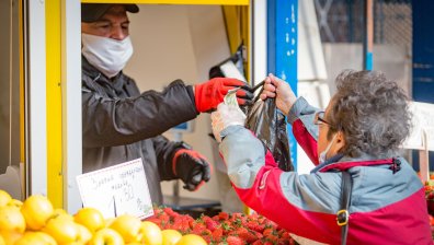 Спад в цените на храните на едро: Поевтиняха краставици, домати и череши