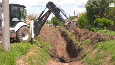 Кметове и жители на наводнени села плащат от джоба си за почистване на канали