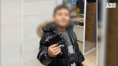 Дядо снима 10-годишното си внуче да шофира, позира и с пистолет