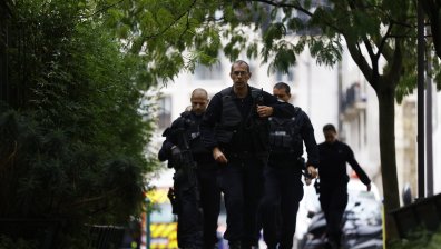 Заплаха за бомба в Париж вдигна полицията на крак