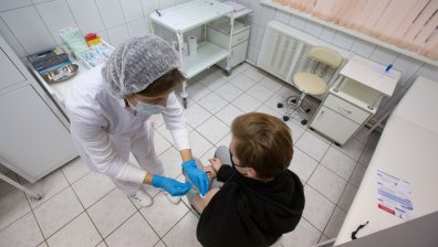 Лондон започва ваксинация от вторник, в Москва ще имунизират поне 7 млн.