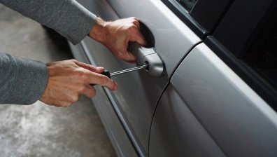 От пари до бижута - българи масово са с разбити коли и откраднати вещи в Гърция