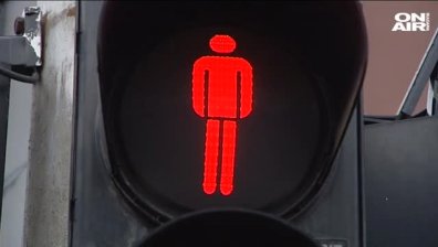 10-годишно момиче е в болница, след като кола го блъсна, докато пресича на червено