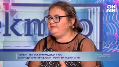 Парамедици влизат в линейките