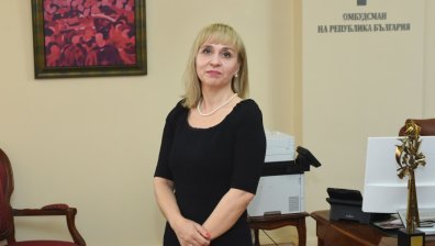 75 самотни деца-бежанци са наблъскани във физкултурен салон, имат само 2 тоалетни