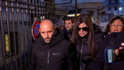 Трагедията в Кран-Монтана: Близки на жертвите нападнаха собствениците