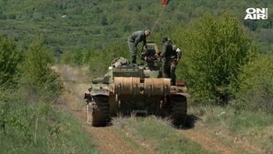 Над 1300 ученици наблюдаваха демонстрация с военна техника във Велико Търново