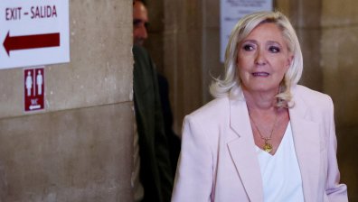 Съдът намали присъдата на Льо Пен и я върна в президентската надпревара