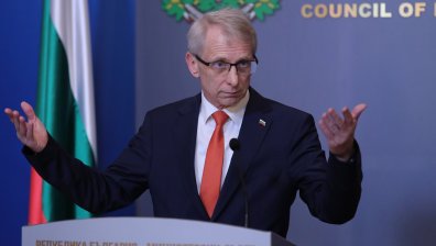 Денков: Единственият, който може да е овладял службите днес, е президентът