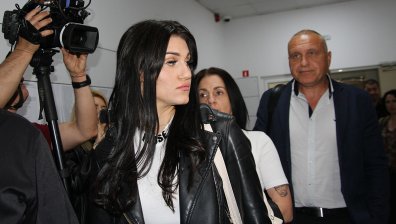 Дебора преди поредното заседание: "Делото се движи прекалено бавно"
