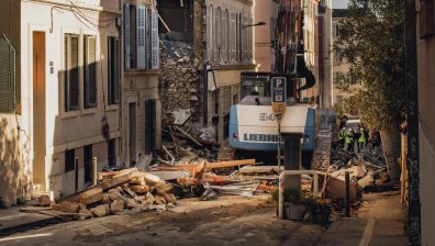 След взрива в Марсилия: Откриха две тела в развалините, кучета търсят още изчезнали