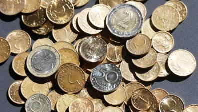 Два часа на опашка в дъжда: БНБ ще работи извънредно за обмяна на стотинки в евро
