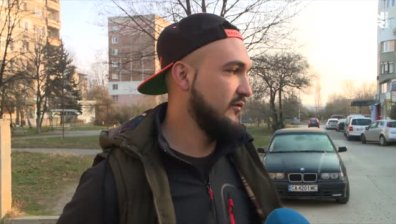 Направи си сам: Млад мъж от "Люлин" запълва дупки около блока си