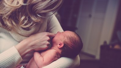 Българките и румънките раждат най-рано в ЕС