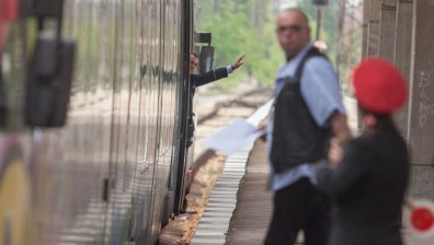 БДЖ е под обсада с камъни - МВР тръгва по домовете да предупреждава за опасностите