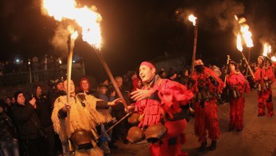 Пернишките "Сурвакари" гонят таласъми и демони с огньове и песни