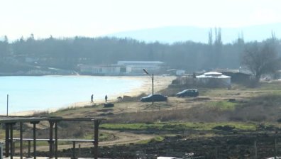 Поредният строеж на морето се появи до плажа в Крайморие