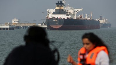 Дронове, ракети и глад: 20 000 моряци са заседнали край Ормузкия проток