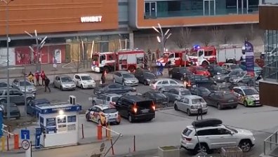 Пожарни и линейки летят из София заради пожар в търговски център
