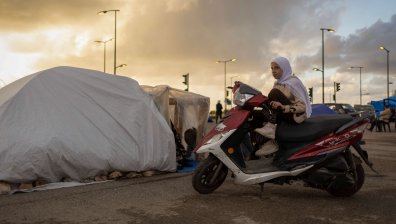 Бейрут под напрежение: Цивилни търсят безопасност сред враждите (СНИМКИ)