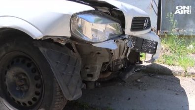 Екшън в Димитровград: Млада жена помля две патрулки