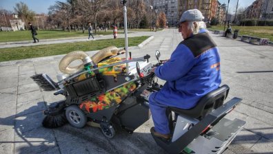 Иновативна електрическа машина ще почиства алеи в София