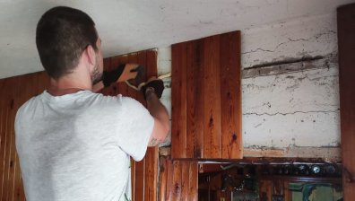 Змии плъзнаха в Старозагорско, доброволец извади една изпод ламперия, спаси ѝ живота