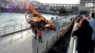 Срути се натоварен мост в Кавала, по чудо няма жертви