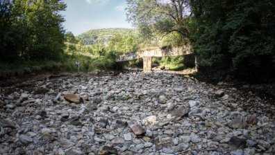 Трети ден разплитат мистерията с безводието в Своге, пренасочват вода към р. Искрецка