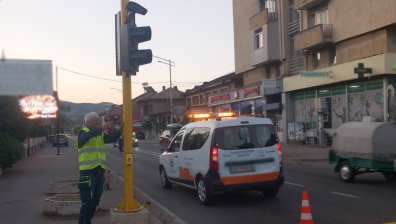 Този светофар се очаква да сложи край на тапите при Kресна - вече е монтиран