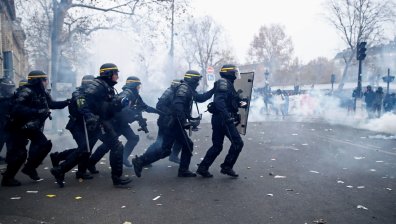 Франция срещу Макрон: Втори ден транспортен хаос и блокади