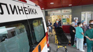 Лекари в "Пирогов" се борят за живота на 200-килограмов пациент