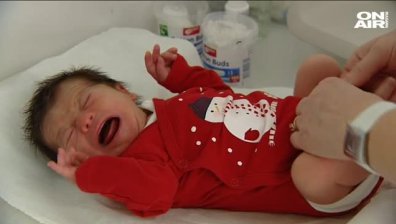 Бебетата в болница "Св. София" в коледни костюмчета