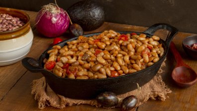 Рецепта за шарен боб в гювеч за Андреевден