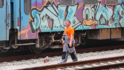 Влак дерайлира и спря движението в гара Калофер