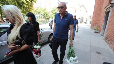 Близки, приятели и колеги се сбогуваха с Иван Нейков