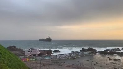 Бурното море не позволява евакуация на екипажа на танкера Kairos край Ахтопол