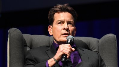 Съседка нахлу в дома на Чарли Шийн, скъса му ризата и опита да го удуши