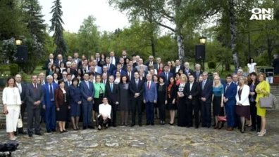 На прощаване: Президентът и служебният кабинет на коктейл 