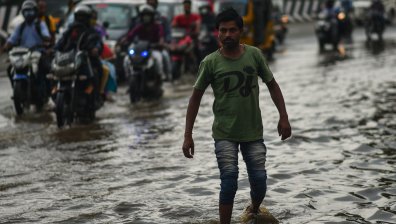 Водна стихия заля Южна Индия: Най-малко 26 души загинали, издирват десетки