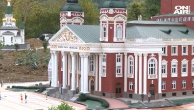 В подножието на Царевец се крие България в макети
