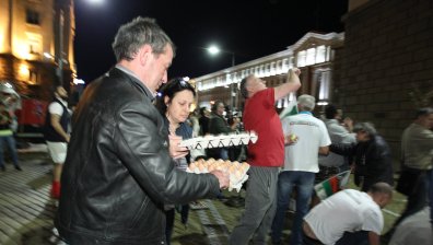 Протестиращи целиха сградата на НС с яйца и домати