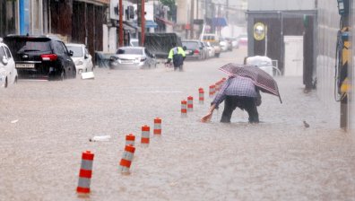 Южна Корея в капана на водната стихия: Един загинал и над 100 евакуирани