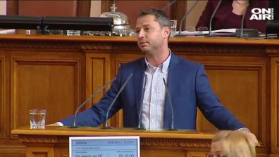 Добрев депозира оставката си в НС заради "Кумгейт"
