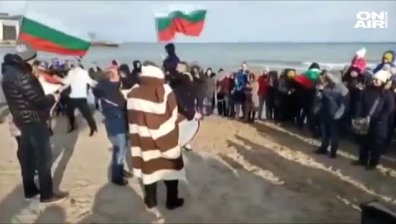 Над 200 българи спазиха традицията по хвърлянето на кръста в Чикаго