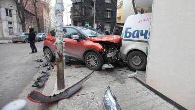 Кола се блъсна в баничарка, която влетя в партера на блок в центъра на София