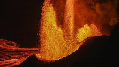 Вулканът Килауеа изригна с огнен спектакъл до 6 км в небето